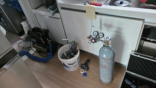 천안시 서북구 누수탐지 보수 뒤 누수 흔적과 실내 마감 상태를 재확인하는 모습