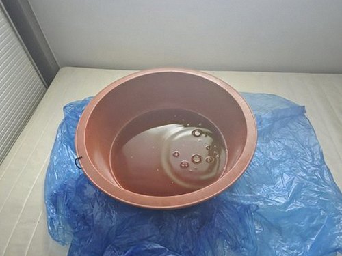 누수탐지 누수 흔적과 배수구 주변 상태를 함께 확인하는 점검 장면