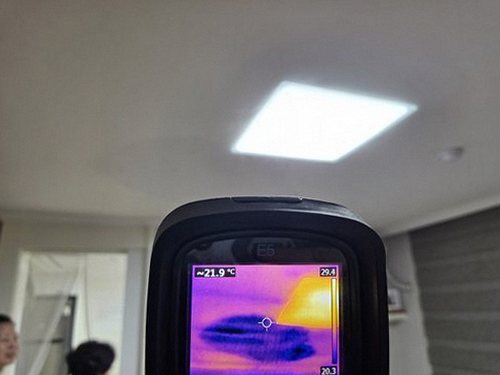 누수탐지 원인 확인과 보수 후 천장 상태를 살피는 모습