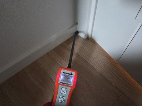 누수탐지 배관과 벽면 주변을 장비로 확인하는 누수 점검