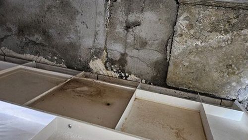 누수탐지 누수 흔적과 점검 기록을 비교하는 모습