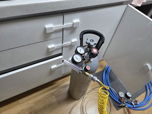 누수탐지 외벽 줄눈과 창호 주변을 살피는 점검 장면