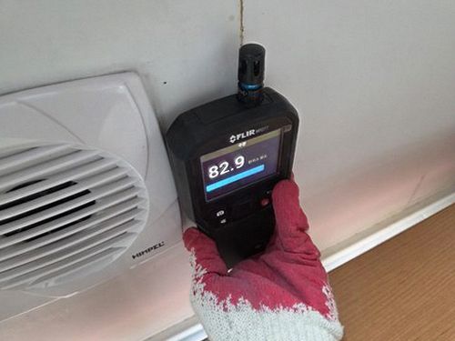 누수탐지 보수 완료 후 건조가 진행된 거실 벽면과 정리된 몰딩