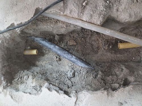 누수탐지 벽과 바닥 경계의 얼룩 및 마감 손상 확인