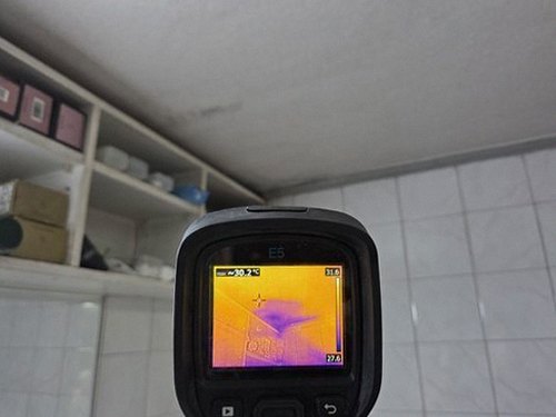 누수탐지 천장 얼룩 부위와 배관 위치를 함께 확인하는 현장 점검 장면