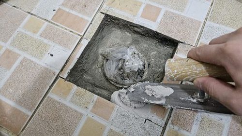 누수탐지 벽과 바닥이 만나는 지점의 변색 및 마감재 들뜸을 살피는 현장