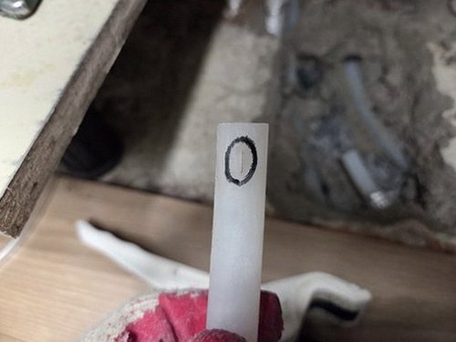누수탐지 배관 경로와 수분 측정 지점을 대조하는 점검 과정