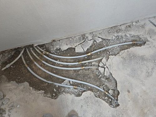 누수탐지 겨울철 배관 주변의 결빙 흔적과 습기를 살피는 모습