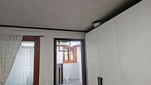 누수탐지 보수 후 배관 상태와 습도 측정 결과를 기록하는 장면