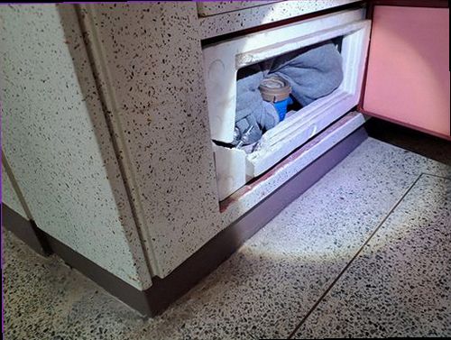 병점구 누수탐지 누수 원인 확인 후 배관 주변을 점검하는 모습