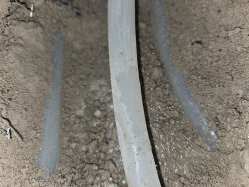누수탐지 열화상 장비로 벽체 온도 차이를 확인하는 장면