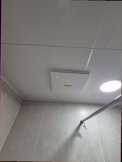 천안시 동남구 누수탐지 욕실 벽면의 물자국과 변색 상태를 확인하는 모습
