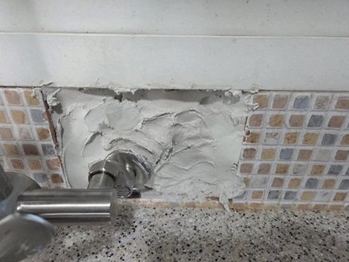 누수탐지 싱크대 하부 목재 찬장과 바닥에 번진 물자국