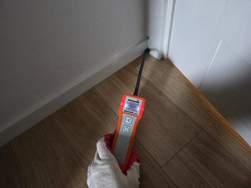 누수탐지 장비를 이용해 배관 위치를 확인하는 정밀 점검 장면