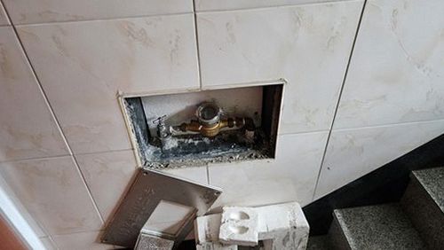 누수탐지 실내 누수 흔적과 계량기 상태를 확인하는 모습