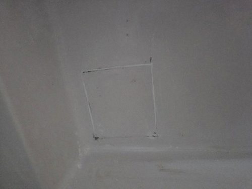 누수탐지 천장 얼룩 주변을 살펴보는 점검 장면