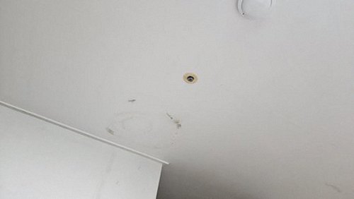 누수탐지 누수 원인 확인을 위해 바닥 상태와 주변 환경을 살피는 모습