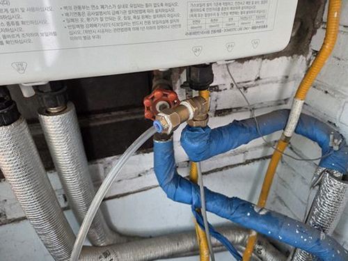 누수탐지 바닥 얼룩과 난방 압력 변화를 함께 확인하는 점검 장면