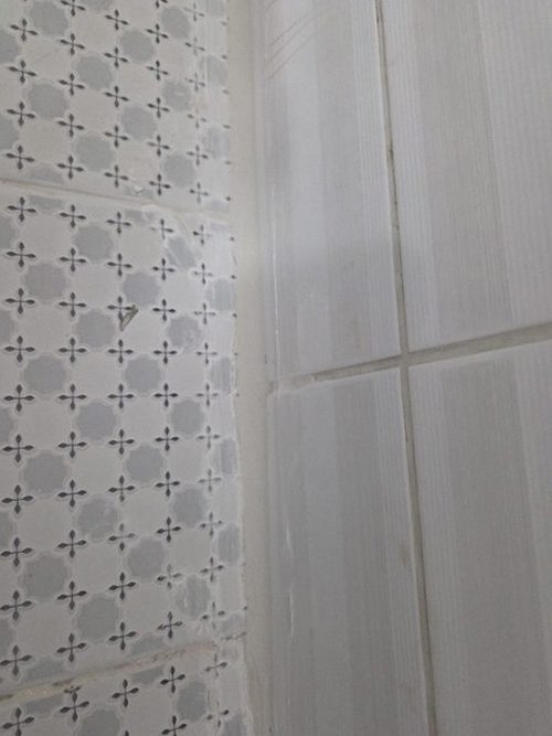 누수탐지 열화상 카메라로 벽면 온도 차이를 확인하는 장면