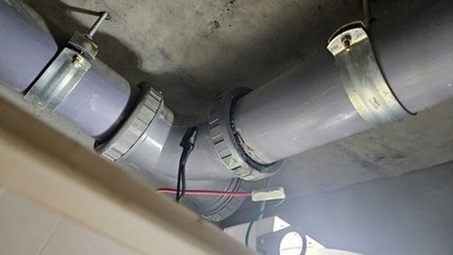 누수탐지 벽면 얼룩과 주변 설비 위치를 함께 살피는 점검 장면