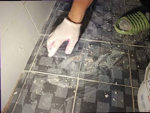 누수탐지 누수 점검 전 습기가 남은 바닥과 걸레받이 주변