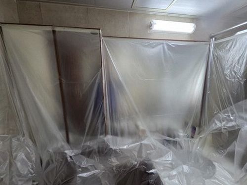 누수탐지 거실 벽지 하단 얼룩과 몰딩 주변 곰팡이 상태