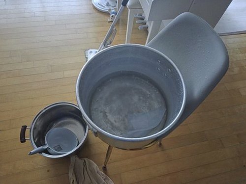 누수탐지 보수 후 천장 상태와 점검 기록을 확인하는 모습