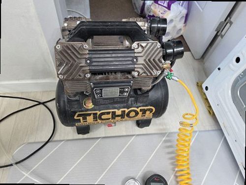 누수탐지 누수 원인 구간을 확인하고 주변 마감재 상태를 점검하는 모습