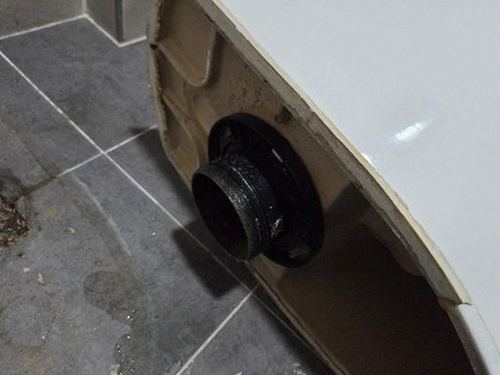 누수탐지 실내 누수 흔적과 배관 위치를 대조하는 점검 과정