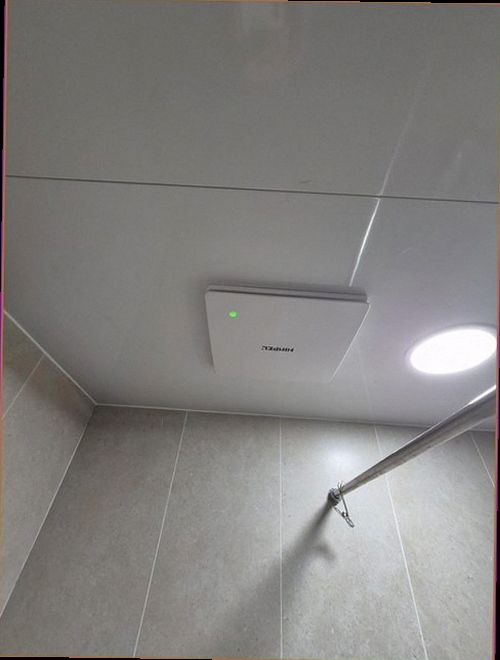 누수탐지 화장실 바닥과 벽면의 누수 흔적을 확인하는 모습