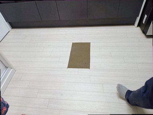 누수탐지 바닥 습기와 물자국을 확인하는 모습