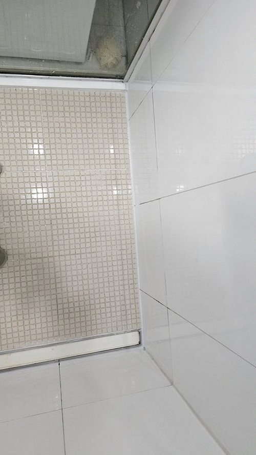 누수탐지 욕실 배관 점검 장비를 활용해 누수 위치를 확인하는 장면