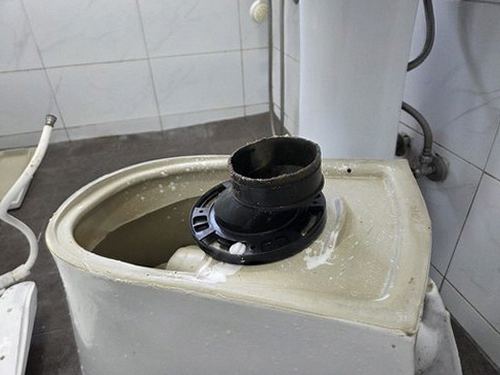 누수탐지 벽면 누수 흔적을 점검하는 모습