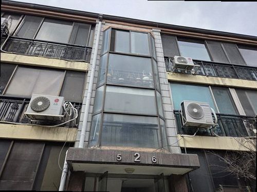 누수탐지 벽체 내부 점검을 위해 열화상 장비로 벽면 온도를 확인하는 장면