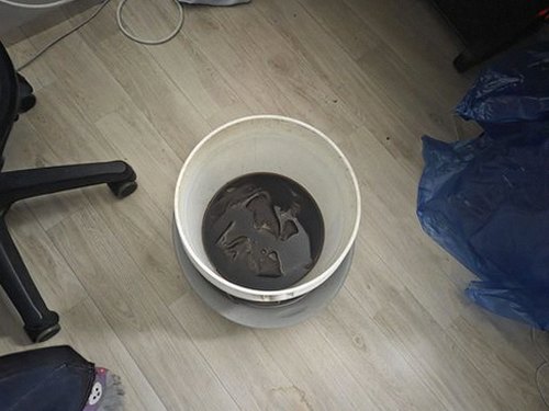 누수탐지 배관 경로와 누수 의심 부위를 단계적으로 점검하는 모습