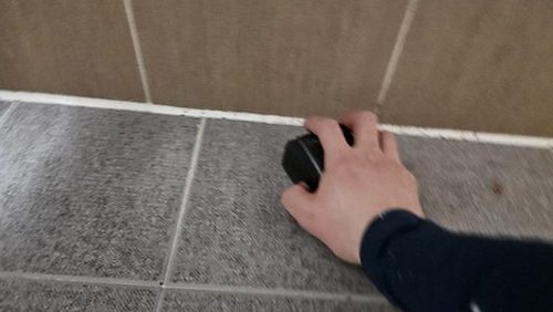 누수탐지 벽과 바닥의 물 자국 및 배관 상태를 살피는 점검 과정