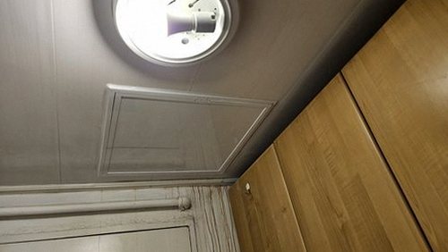 누수탐지 배관 점검 기록지와 측정 장비가 놓인 작업 현장
