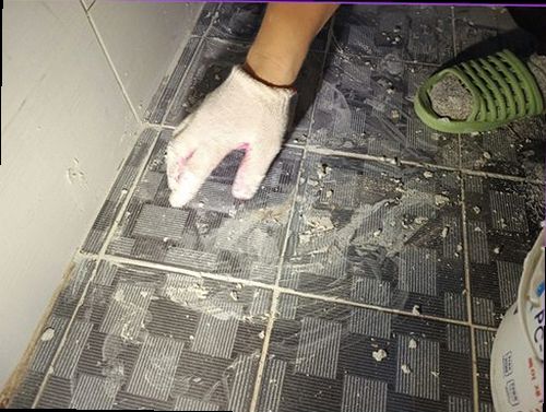 상록구 누수탐지 수분 측정기를 이용해 욕실 바닥과 천장 주변을 점검하는 모습