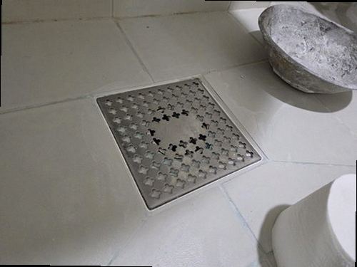 누수탐지 아파트 욕실 아래 천장에 번진 누수 얼룩