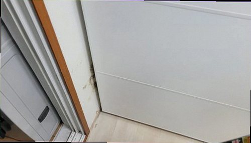 부평구 누수탐지 누수 점검 장비로 벽면 습도와 배관 주변을 확인하는 모습