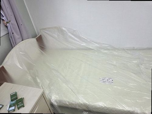 누수탐지 계량기와 수전을 점검하는 장면