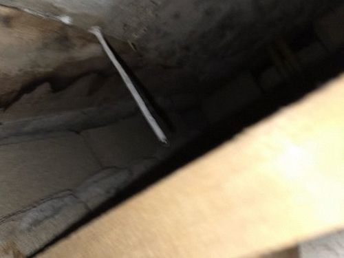 누수탐지 천장 얼룩 부위와 상부 배관 경로를 비교하는 점검 장면