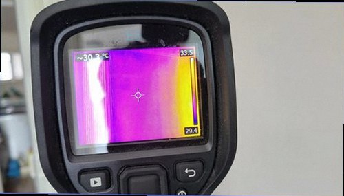 강북구 누수탐지 누수 원인을 비교하기 위해 배관 압력과 주변 상태를 점검하는 장면
