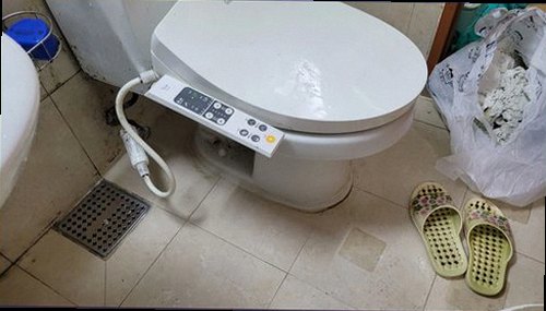 강북구 누수탐지 벽면 변색과 습기 흔적을 확인하는 모습