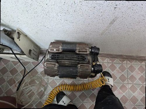 누수탐지 배관 상태와 주변 수분 흔적을 확인하는 현장 점검