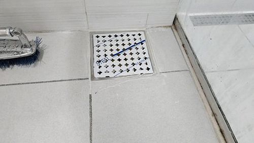 누수탐지 빌라 욕실 벽면과 배관 구조를 확인하는 모습