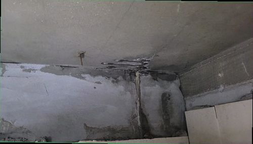 종로구 누수탐지 천장 모서리에 번진 물자국과 주변 상태를 확인하는 현장