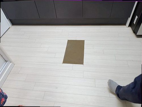 동대문구 누수탐지 천장 얼룩과 배관 주변을 비교해 확인하는 현장 점검 모습