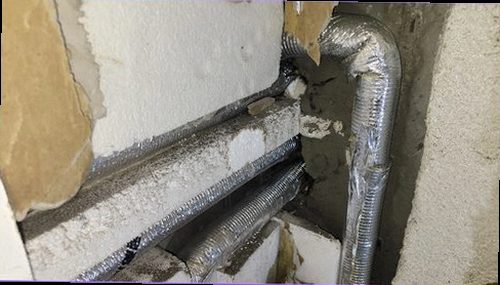 서울 중구 누수탐지 천장과 벽면의 물자국 및 습기 흔적을 확인하는 모습