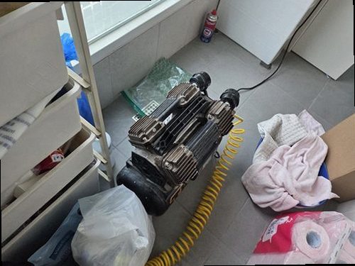 누수탐지 배관 누수 탐지 장비를 점검하는 작업 장면